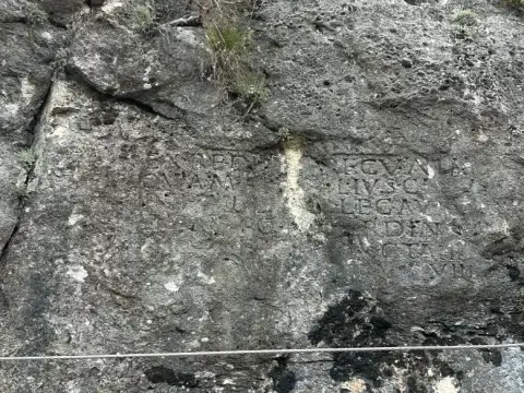 Imagen de la actividad: Peña Escrita: Historia tallada en roca