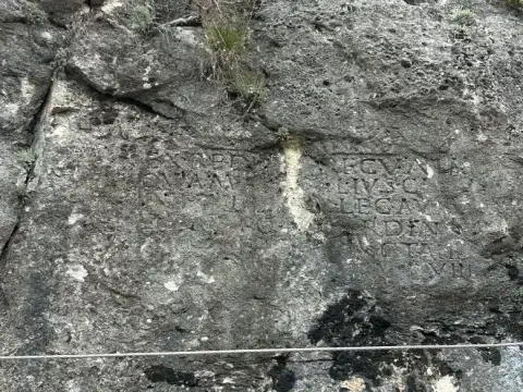Imagen de la actividad: Peña Escrita: Historia tallada en roca