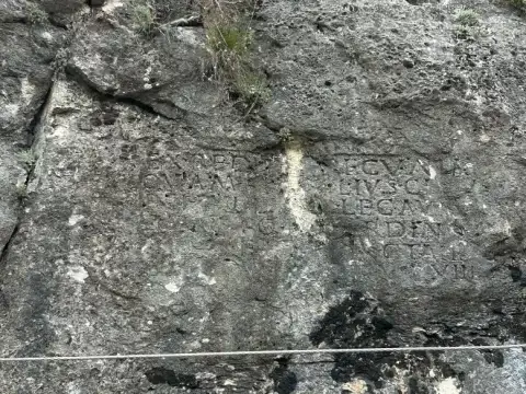 Imagen representativa de Peña Escrita: Historia tallada en roca