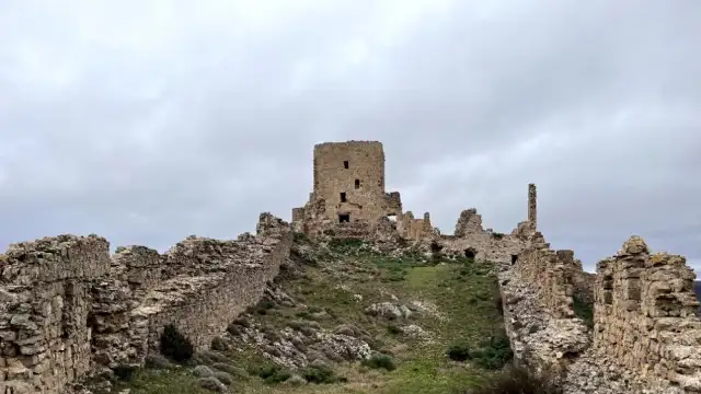 Imagen de portada para Fortaleza de Moya: la ciudad amurallada que desafía al tiempo en el corazón de Cuenca