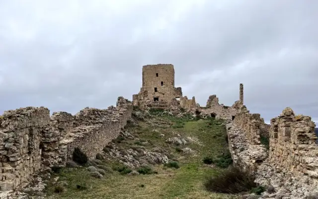 Imagen representativa de Fortaleza de Moya: la ciudad amurallada que desafía al tiempo en el corazón de Cuenca