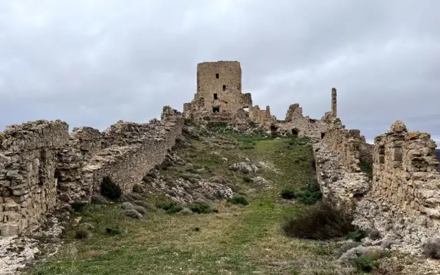 Imagen representativa de Fortaleza de Moya: la ciudad amurallada que desafía al tiempo en el corazón de Cuenca