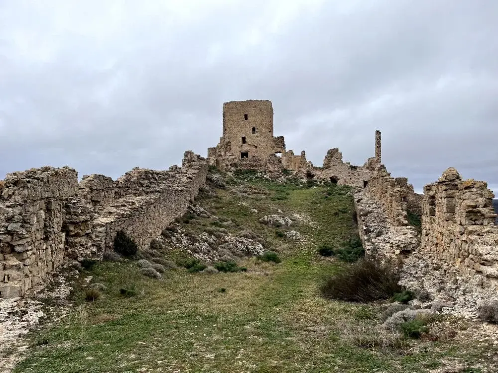 Imagen de portada del artículo: Fortaleza de Moya: la ciudad amurallada que desafía al tiempo en el corazón de Cuenca