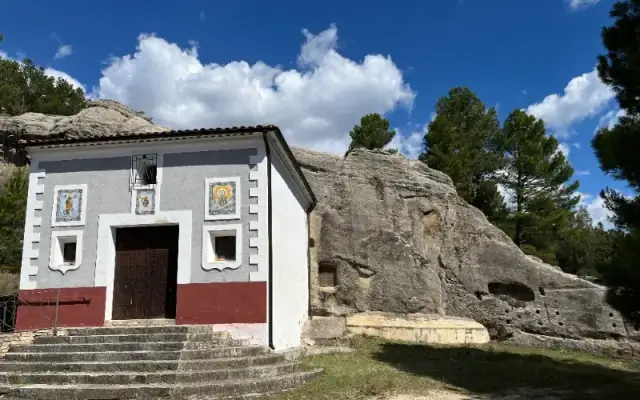 Imagen representativa de La ermita de piedra de la Virgen de Altarejos: un santuario nacido de la roca en el corazón de la Serranía de Cuenca