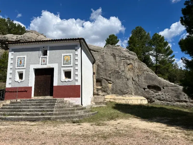 Imagen de portada del artículo: La ermita de piedra de la Virgen de Altarejos: un santuario nacido de la roca en el corazón de la Serranía de Cuenca
