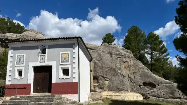 Imagen de portada para La ermita de piedra de la Virgen de Altarejos: un santuario nacido de la roca en el corazón de la Serranía de Cuenca