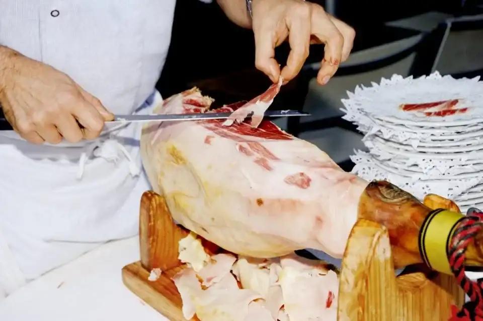 Imagen de portada del artículo: Curso de corte de jamón: herramienta vital en hostelería y otros eventos